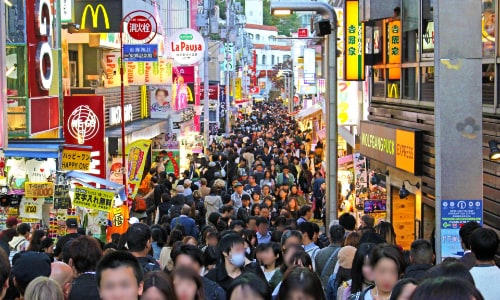 観光地での人混みが多い場所に